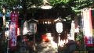 朱色の鳥居が目印です