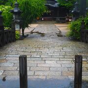 四柱神社の鳥居すぐにある石橋