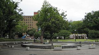 駅前のきれいな公園