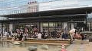 熱海駅前にある足湯です。