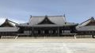 天理教発祥の地。広大な敷地に建つ。