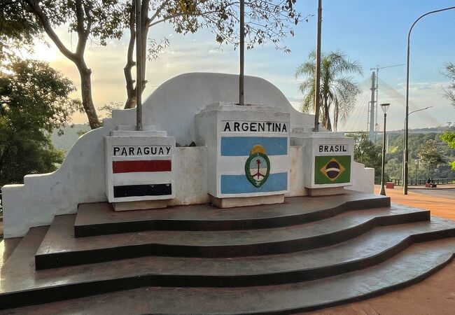 アルゼンチン側から見るブラジル・パラグアイ。夕方には観光客と地元の人達が集います