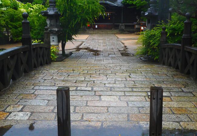 四柱神社の鳥居すぐにある石橋