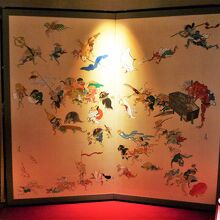 妖怪達が描かれた屏風