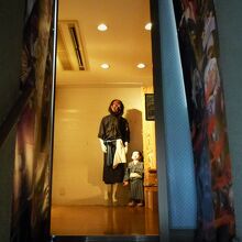 階段から妖怪達の睨み…