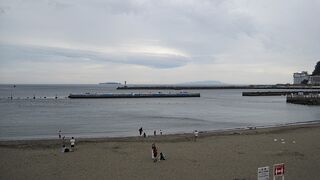 海水浴客がもう来ています。