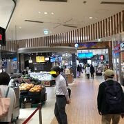 近鉄、大和西大寺駅の駅ナカ商業施設。飲食、飲酒ができる店が沢山ある。