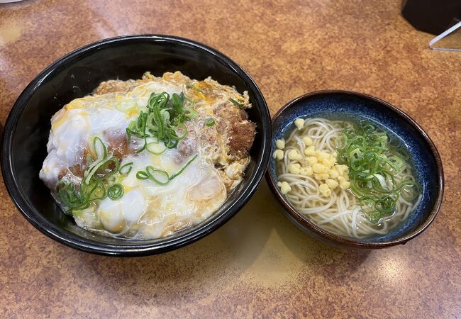 玉ねぎを使用しない玉子とじかつ丼と生そうめん