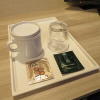 部屋にはお茶セット、なおフロント付近にコーヒーメーカー有