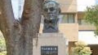 提督の出身地、ニューポートから贈られた胸像