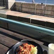 鵠沼サーフビレッジのオープンカフェテラスタコスマイルのタコライスが美味い