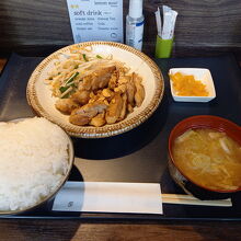 ガーリックチキンステーキ250g680円のライス大盛り