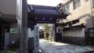 境内に入るとすぐ前に、芭蕉の句碑がありました。