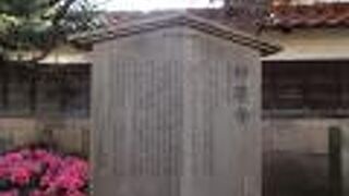 蛤坂を登ったところにあります。