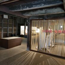 蔵を改装して展示施設にしている