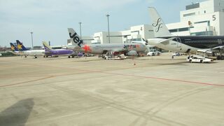 各社の飛行機が並びます