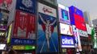 グリコのネオンのみ注目されて有名ですが、両隣のネオンサインはグリコの陰に隠れて知名度こそ低いですが