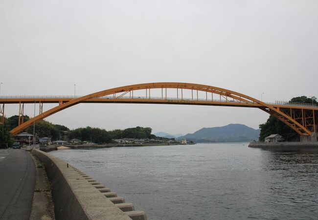 生口島と橋でつながる小さな島
