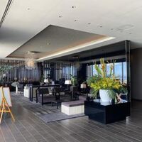 最上階にフロントやカフェスペースも があります