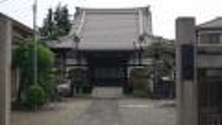 重厚感のある屋根の本堂