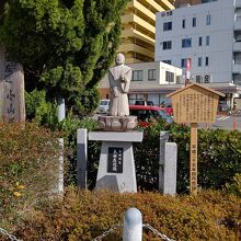 JR和歌山駅前にある太田左近像