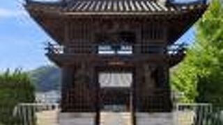 遍照寺多宝塔とは線路の反対側なので注意が必要