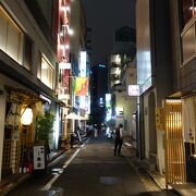 飲食店がひしめく銀座の裏通り