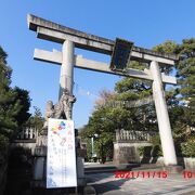 西大路通り沿いの鳥居から参道を歩いた奥に