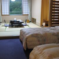 ツインの和洋室。古さは否めないが、これぞ温泉旅館。