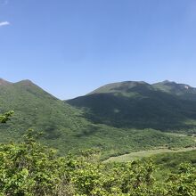 雨ケ池越付近から平治岳(左)、大船山(右の尖った山)を見る。