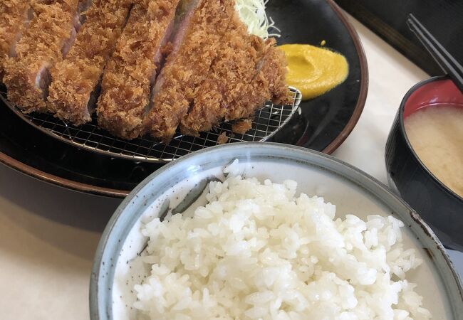 今回は「カタロースとんかつ」の定食をいただくことに決めた