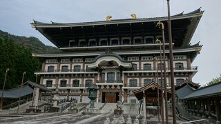 奈良の大仏より大きな大仏が安置されている建物