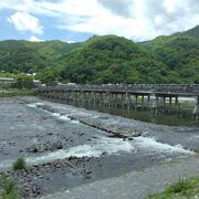 嵐山の景色を代表する橋