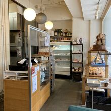 パンの種類は少なく高い。場所代か？