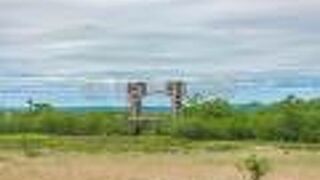 水門の昇降をするための高さのある２つの塔が特徴的な建造物です