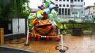 インパクトのあるカエル像