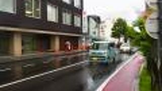 松本城から南へと続く道