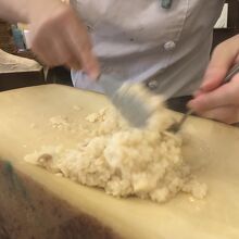 リゾットをチーズの上で作る