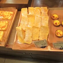 ピザやエッグタルトもあります
