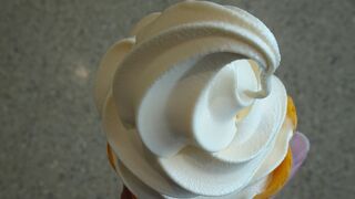 那覇空港内ではいくつかのブルーシールの取扱店があって