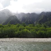 ゴツゴツした感じの山々