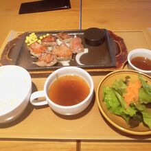 ランチメニュー・鉄板サーロインステーキセット。