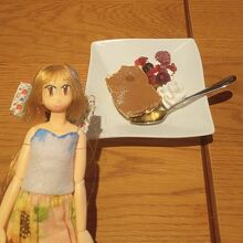 ランチタイムの日替わりデザート。ミックスベリーとティラミス