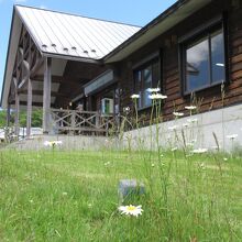 山の駅たかはらには、レストラン、売店、案内所、遊歩道も完備