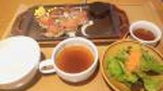 柔らかくも弾力もある生ウィンナーがメインです。ランチ・ディナープレートも魅力的