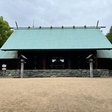 観光客はリフトで登るから、中腹の東雲神社は人影少ない