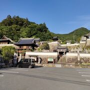 良く手入れされた寺院。石垣が壮観。