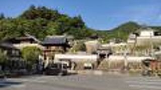 良く手入れされた寺院。石垣が壮観。