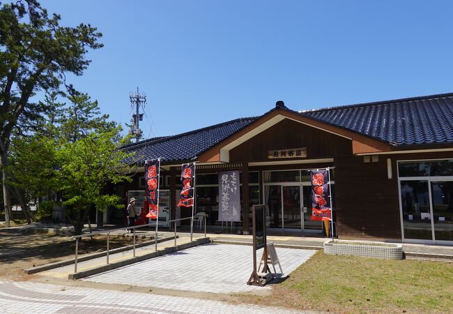 見附島を臨むカフェレストラン兼土産店