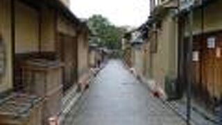 両側には風情ある町家が立ち並んでいる場所